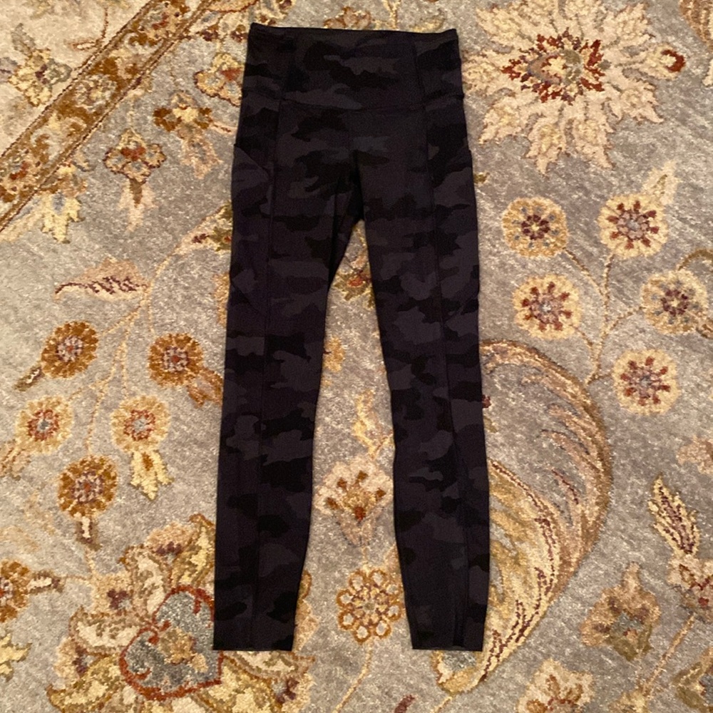 ⭐️ LIKE NEW ⭐️ Lululemon camo legging Fast and Free legging 25”, size 4